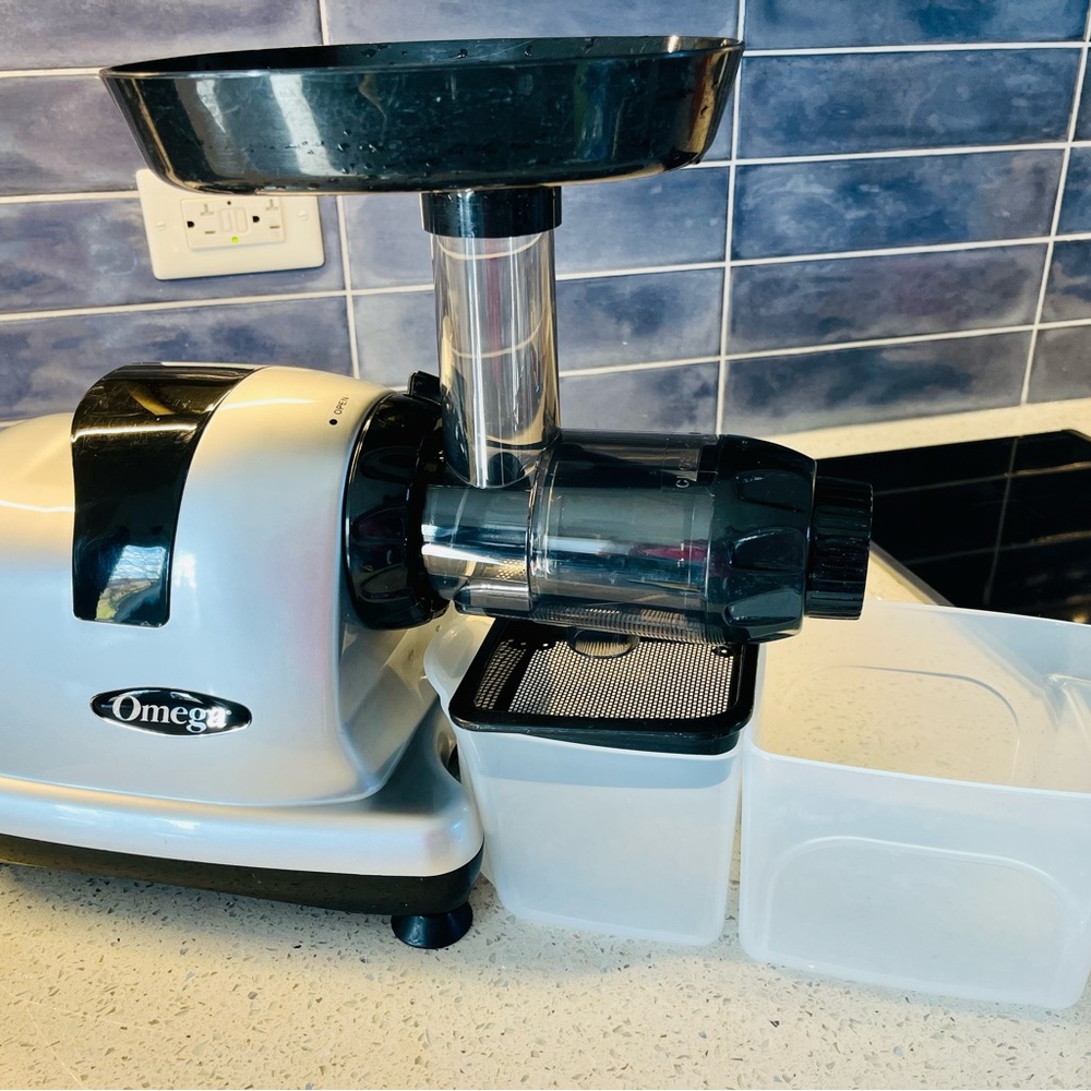 Omega MM900HDS Medical Medium Slow Masticating Juicer, 200-W, like new